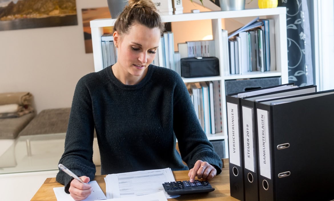 Frau berechnet ihre Altersvorsorge: Fondspolicen werden laut einer aktuellen Umfrage Geschäftstreiber für Versicherungsmakler bleiben.