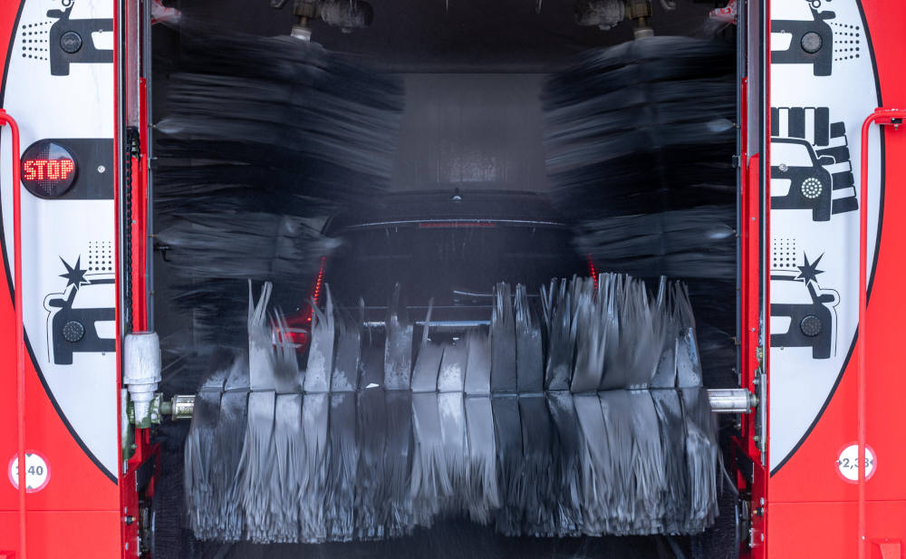 Auto in der Waschanlage (Symbolbild): Haftung nicht komplett ausschließbar