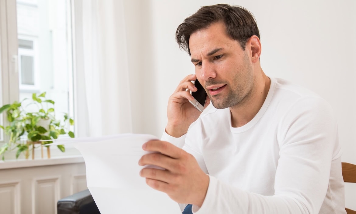 Mann informiert sich über Versicherungsbedingungen: Servicevalue hat gemeinsam mit dem Süddeutsche Zeitung Institut die Versicherer und Krankenkassen mit dem besten Preis-Leistungsverhältnis ausgezeichnet.