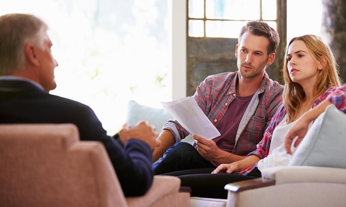 Versicherungsvermittler spricht mit Kunden: Die Vermittlerbranche hat ein Problem mit einem zu hohen Durchschnittsalter und zu wenig Nachwuchs.