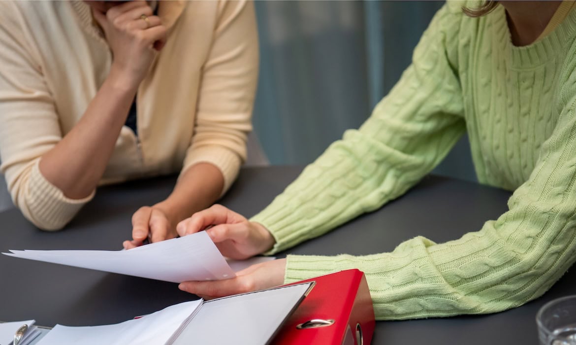 Eine Beraterin berät eine Kundin: Der BVK und andere Verbände blicken kritisch auf die Reformvorschläge der Politik bei Themen wie betrieblicher Altersversorgung und Finfluencer-Regulierung.