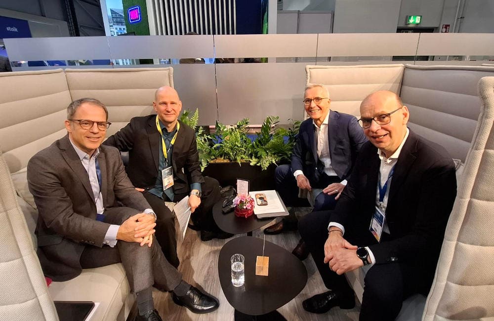 Im Gespräch (v.l.n.r.): Matthias Hofer, Vertriebsvorstand der Continentale, Andreas Harms, Pfefferminzia, Michael Franke, Geschäftsführer Franke und Bornberg, Matthias Heß, Pfefferminzia (Zum Vergrößern bitte auf das Foto klicken. Foto: Pfefferminzia)