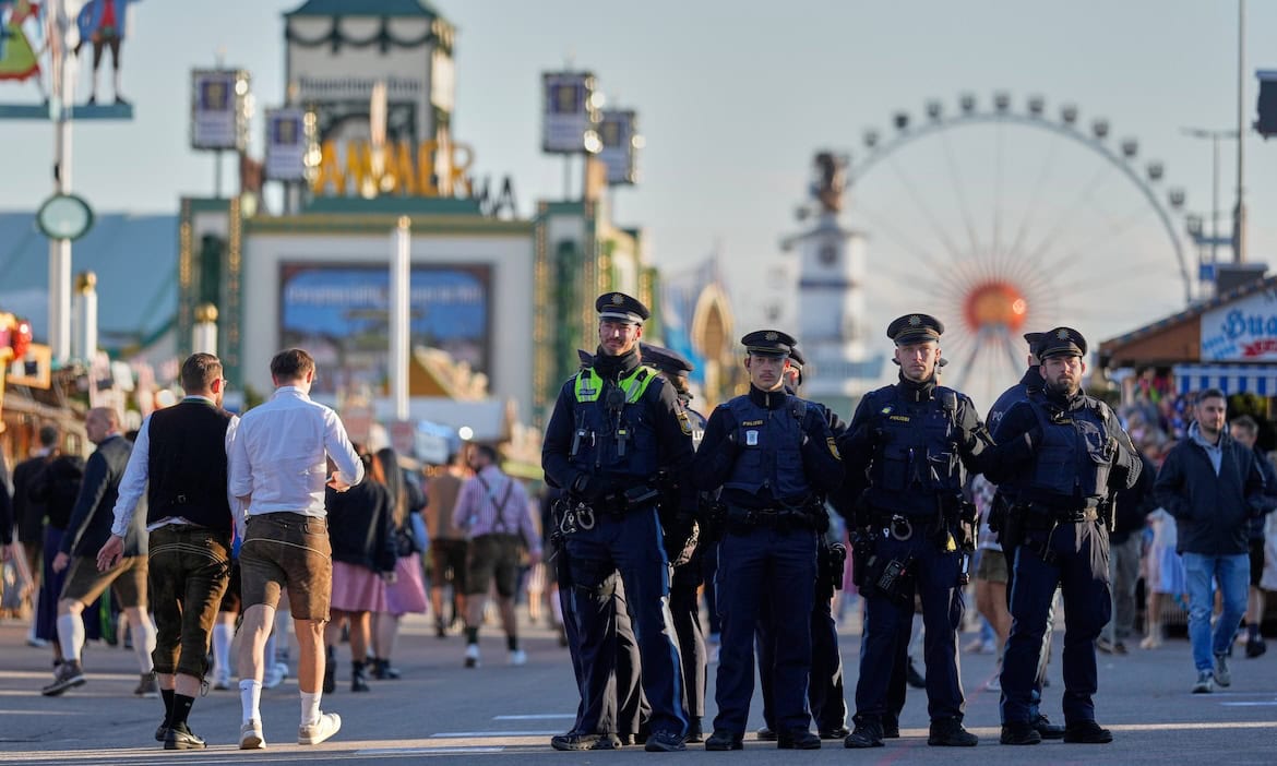 Polizisten auf Streife auf dem Oktoberfest: Nach einer Bombendrohung war das Oktoberfest 2025 Anfang Oktober kurzfristig gesperrt.
