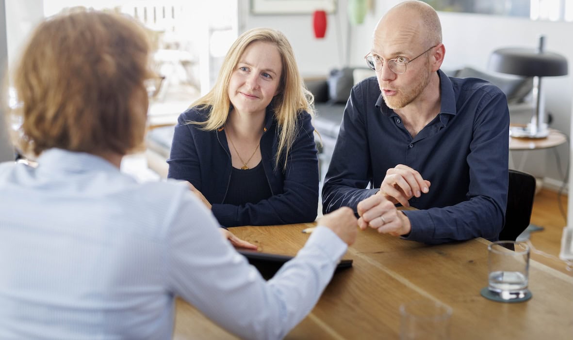 Versicherungsvermittlerin redet mit Paar: Die Zahl der gebundenenen Versicherungsvermittler ist 2025 laut DIHK -Daten stark zurückgegangen.