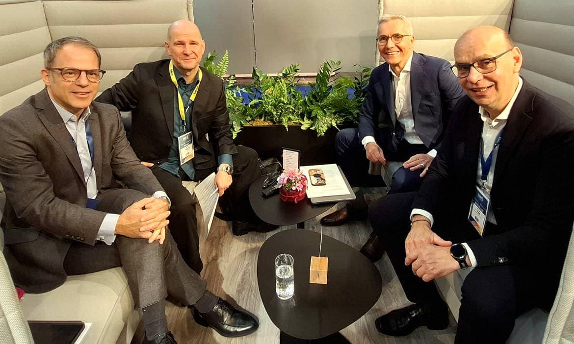 Innovation im Finanzberatungsgespräch bei Pfefferminzia.de, Experten im Austausch.