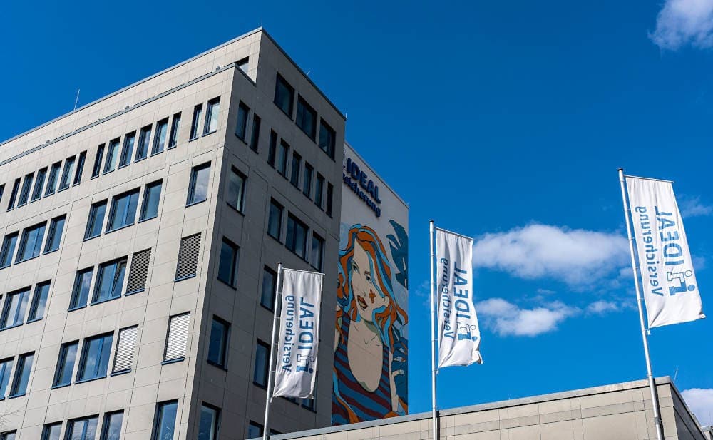 Moderne Bürogebäude mit Pfefferminzia.de Branding und Street Art.