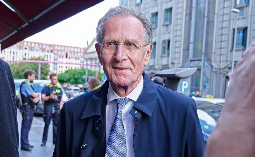 Älterer Mann im Anzug bei einer Öffentlichkeitsveranstaltung, Stadtbild, süddeutsch.