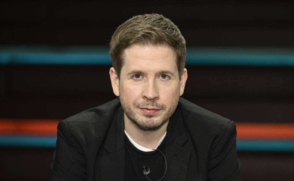 Moderner Geschäftsmann im Gespräch, professionelle Business-Kommunikation.