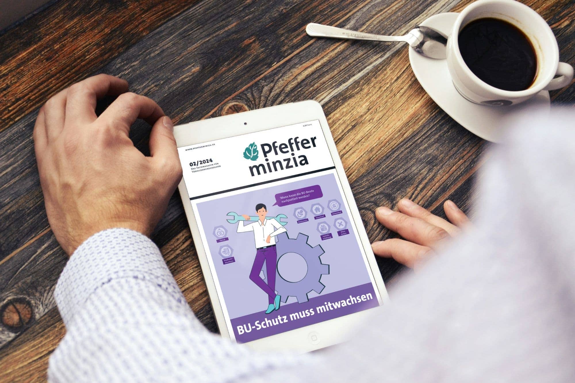 Bürger:innen informieren sich auf einem Tablet über Pfefferminzia.de, mit Fokus auf Versicherungs- und Finanzthemen.