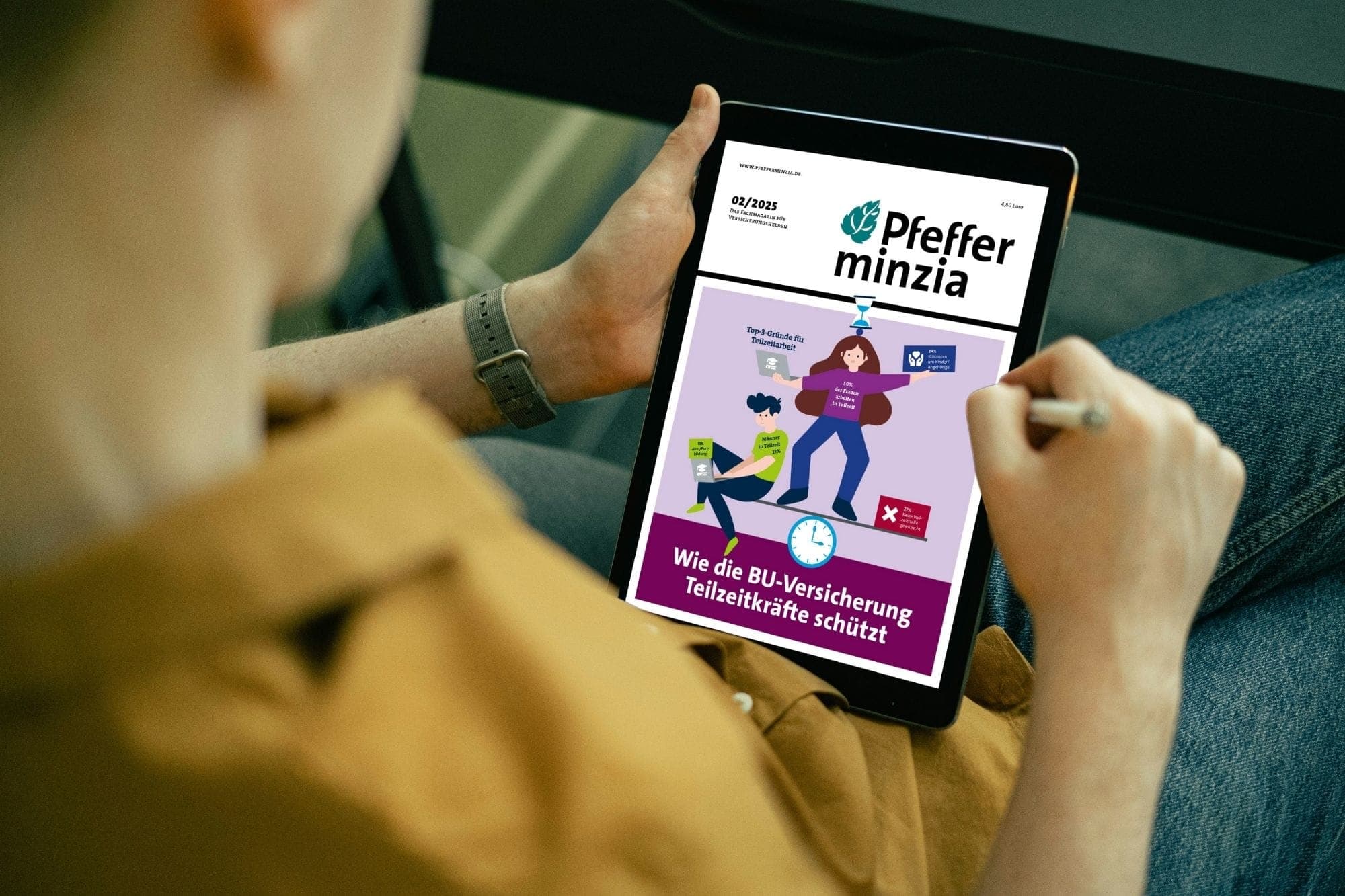 Digitales Magazin Pfefferminzia auf Tablet bildschirm, Finanz- und Versicherungsinformationen, moderne Darstellung, umweltfreundlich, digital.