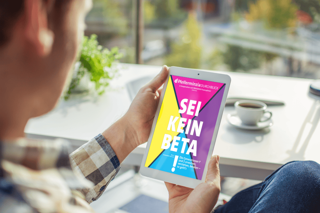 VonPersonen,dieaufTabletBildschirmmitBuntesDesignSeiKeinBeta, Generationen, Beratung, Finanzen, Digitalisierung, Generationenverstehen.