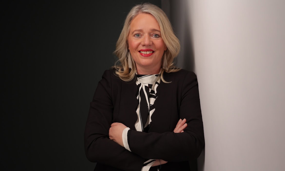 Professionelle Frau in Businesskleidung bei Pfefferminzia.de, Beratung, Finanzplanung, Versicherungen, Finanzdienstleistungen.